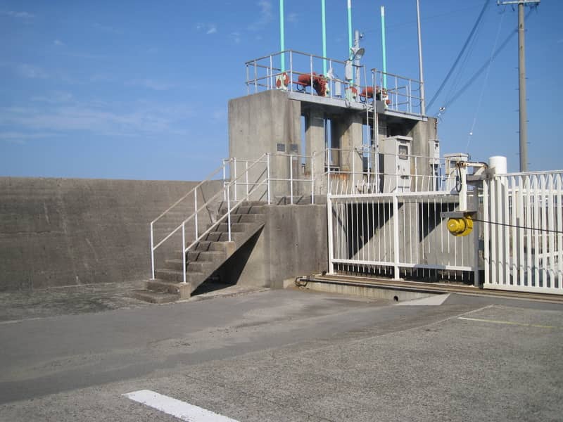 多奈川と深日港の境目の水門