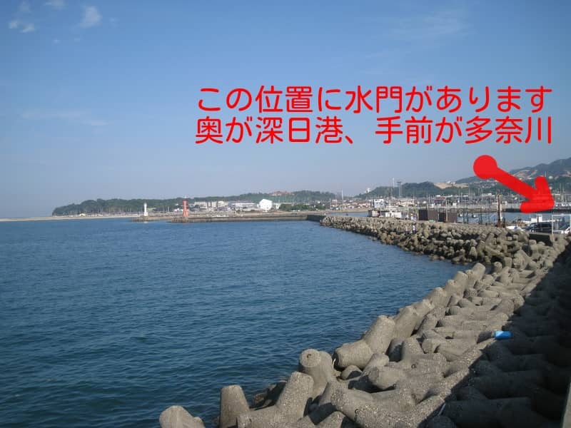 深日港の全景と多奈川テトラ帯の一部