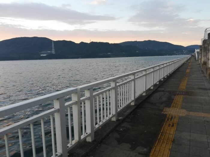 釣り座はマリーナシティ湾内向きへ移動