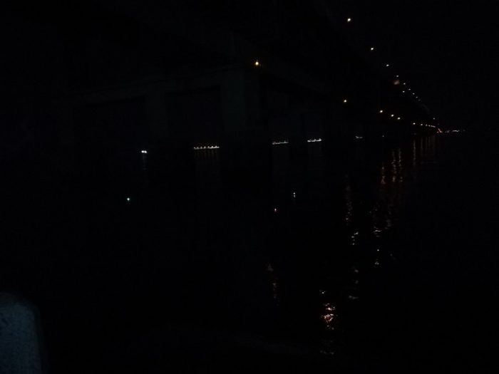 電気ウキと関西空港連絡橋の照明灯
