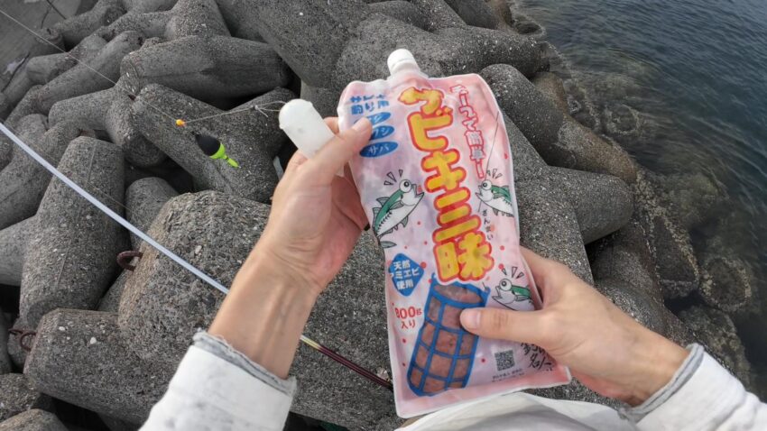 エサはチューブ式のアミエビ