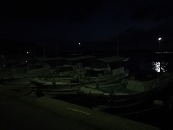 6時半前の由良漁港はまだ真っ暗